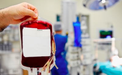 Цель исследование - сравнение двух стратегий граничных значений уровня гемоглобина, при которых пациентам проводилась трансфузия эритроцитов...
