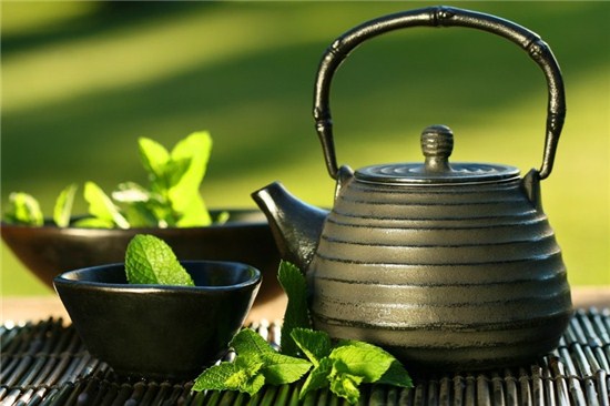 В соответствии с крупным японским популяционным исследованием (принимали участие 82 369 взрослых японцев в возрасте от 45 до 65 лет, без сердечно-сосудистых заболеваний или рака в начале исследования, которые наблюдались в среднем в течении 13 лет.), люди, которые пили зеленый чай или кофе регулярно имели на 20% более низкий риск развития инсульта, чем их сверстники, которые редко пили эти напитки.