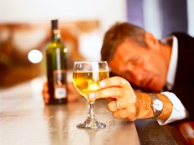 Авторы поранализировали риск развития инсульта в зависимости от потребления алкоголя в среднем возрасте...